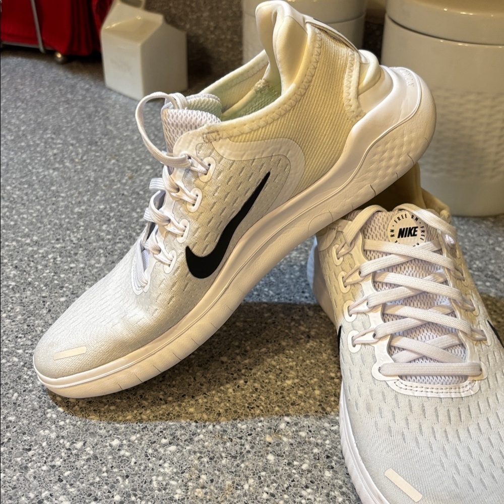 Nike 942837-100 RN Women’s Nike White and Black size 8 - Picture 2 of 6